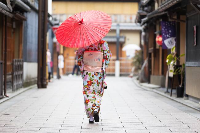 Geisha camina por calles de tokio, afectado por el turismo excesivo