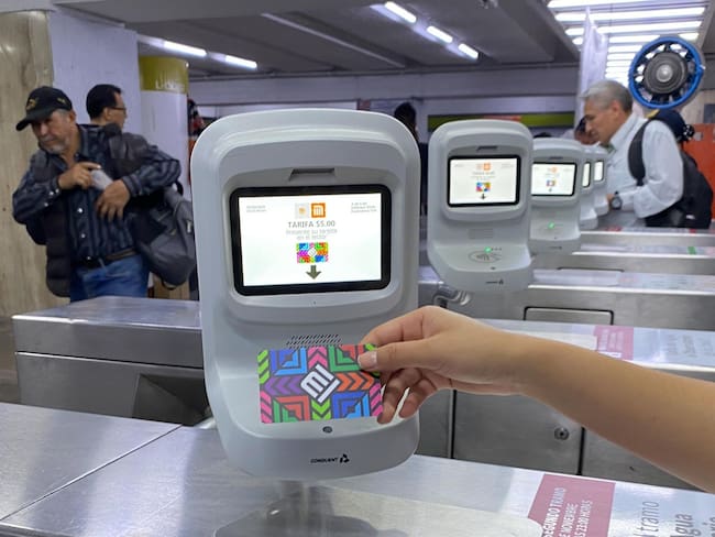 Persona ingresando al Metro con su tarjeta de Movilidad Integrada