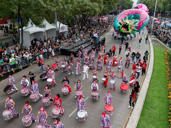 La mítica serpiente emplumada, Quetzalcóatl en esta ocasión fue representada en un globo y no en cartonería como acostumbra engalanar el desfile de Día de Muertos.