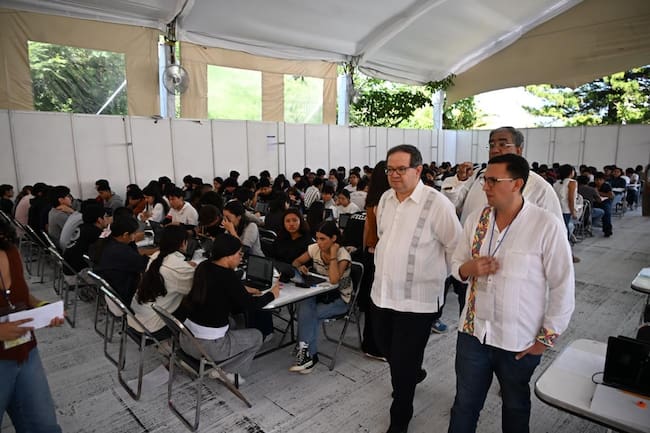 El examen de control de la UNAM para el ingreso a licenciatura del ciclo 2026-2027 se aplicó este jueves en Oaxaca, como parte del proceso de verificación de conocimientos de aspirantes seleccionados.