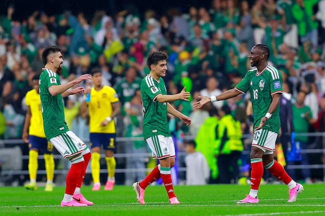 Gilberto Mora jugando ante Ecuador
