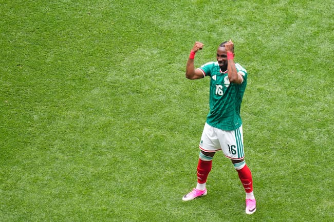 Julián Quiñones celebrando gol con la Selección Mexicana