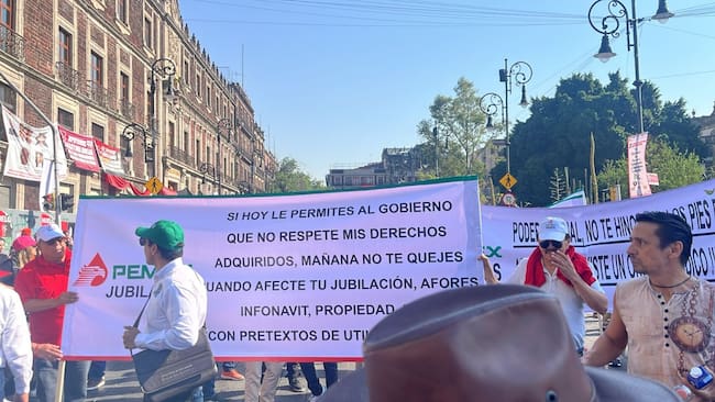 El contingente de trabajadores y extrabajadores de Pemex fuero de los primeros en instalarse en el Zócalo capitalino en demanda de la no retroactividad de la reforma de pensiones.