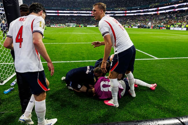 Jordan Henderson se fractura el brazo tras eliminar a México