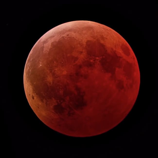 Eclipse lunar total con la Luna completamente cubierta por la sombra de la Tierra y tonalidades rojizas conocidas como Luna de Sangre.