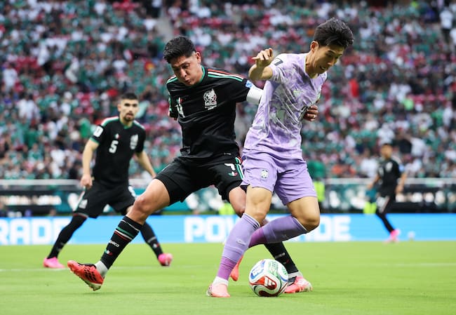 Edson Álvarez disputando el balón