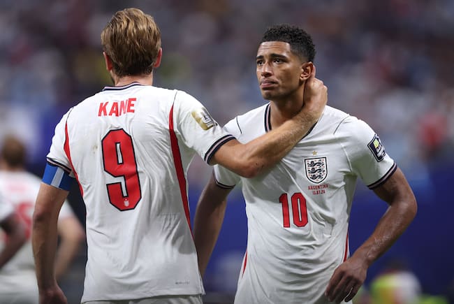 Harry Kane consolando a Jude Bellingham