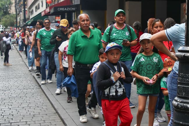 Aficionados de todas las edades se quedaron con ganas de entrar al Zócalo, y tuvieron que retirarse a ver el partido en otras pantallas.
