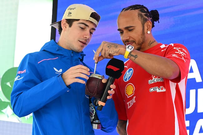Previo a la carrera, Colapinto le dio a probar un mate a Hamilton
