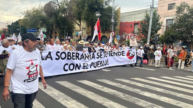 "La soberanía se defiende con el pueblo" es la consigna de este año para los integrantes de la vanguardia de la Marcha por 58 años de la matanza de Tlatelolco.