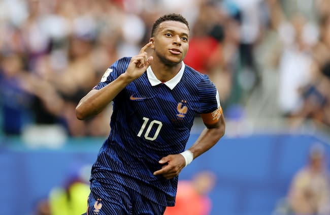 Festejo de Mbappé tras su anotación en el partido por el tercer lugar