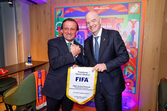 Mikel Arriola y Gianni Infantino