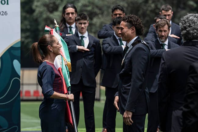 Claudia Sheinbaum le entrega la bandera a Guillermo Ochoa.