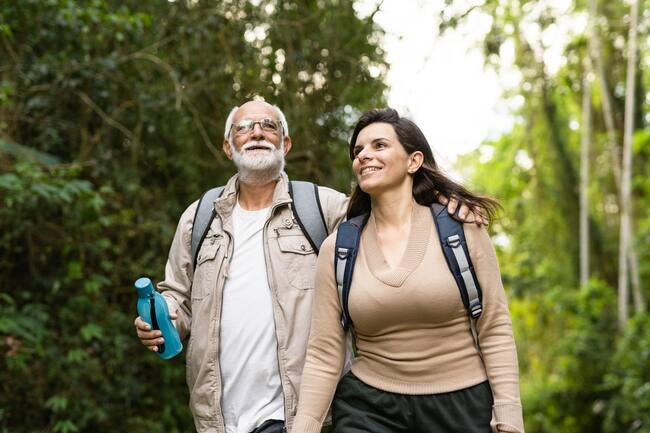 papa e hija haciendo senderismo dia del padre