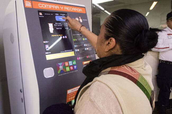 Señora recargando su tarjeta MI
