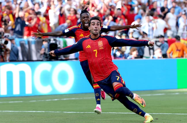 Festejo de Ferran Torres y Nico Williams al gol de España