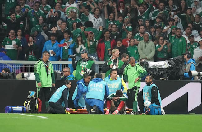 Santiago Giménez lesionado