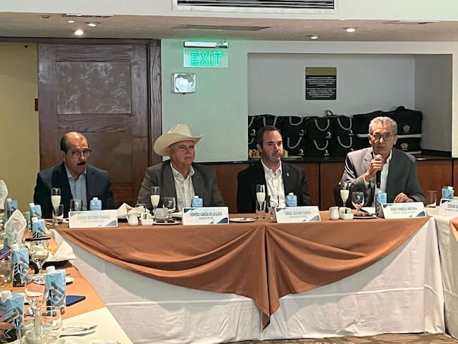 Canilec reporta un déficit de 30% en la producción de leche en México.