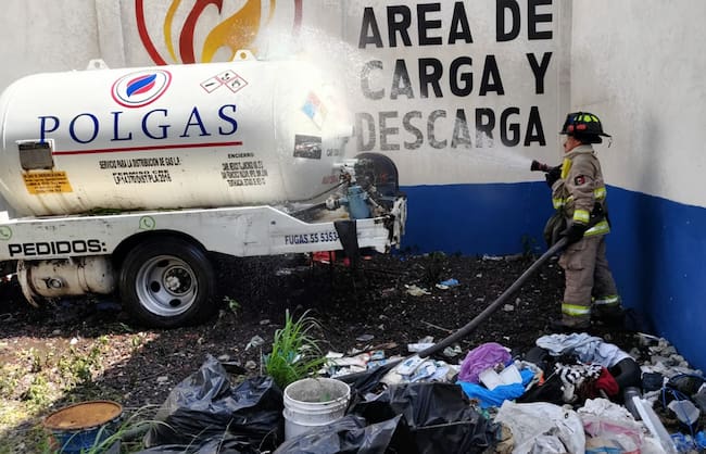 Tanto elementos de Bomberos como de Protección Civil acudieron a la zona para controlar la fuga y apoyar con la evacuación de más de 200 personas.