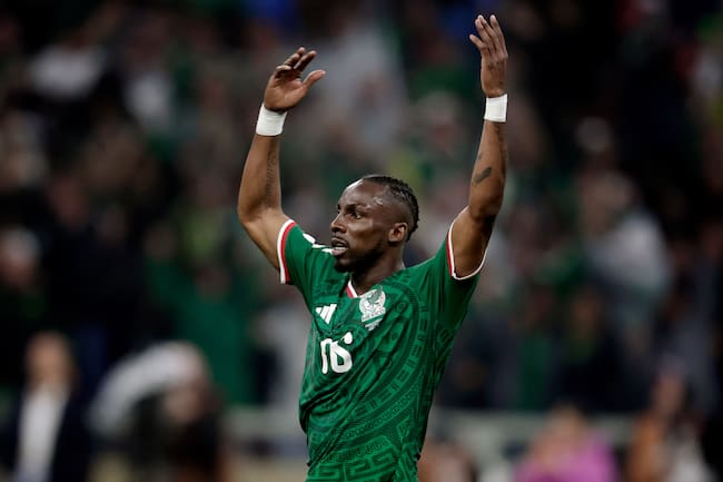 Julián Quiñones después de su gol