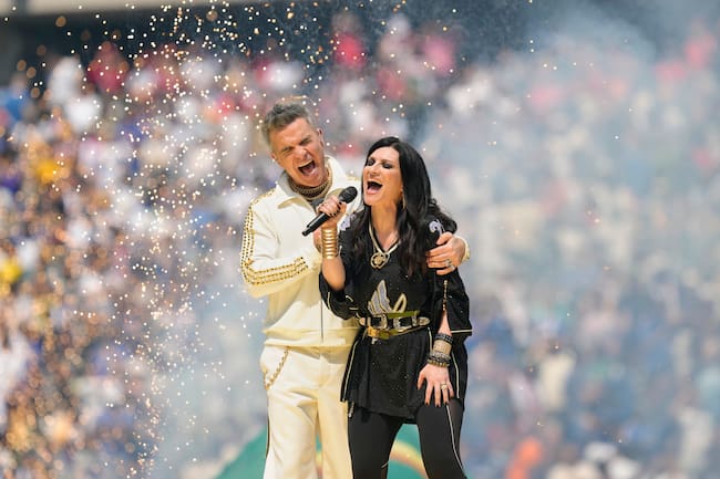 Robbie Williams y Laura Pausini previo a la final del Mundial de Clubes