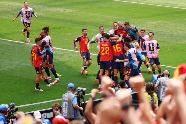Festejo de España tras la anotación de Mikel Merino