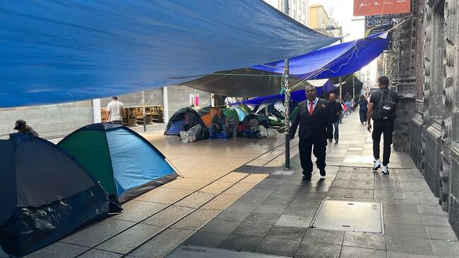 Las calles del primer cuadro del Centro Histórico mantienen abajo las cortinas de innumerables negocios por la invasión de campamentos de maestros de la CNTE.