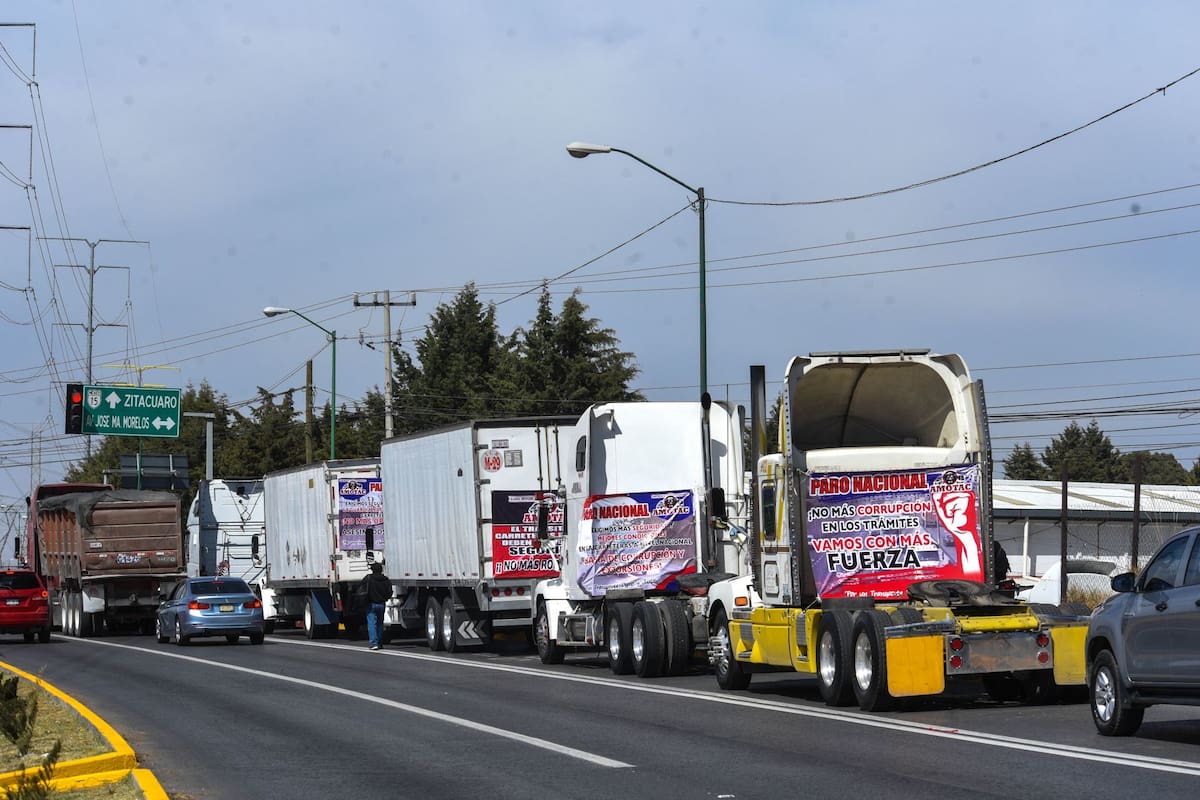 Transportistas mantienen el paro y negocian este martes con la Segob