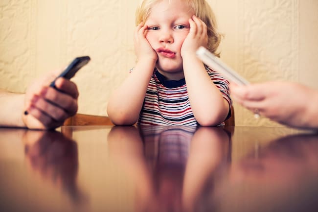 Prohibir el celular a los menores implica inversión en nuevas experiencias, tanto en casa, como en escuela.