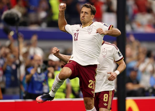 Festejo de Mikel Oyarzabal tras su gol contra Francia