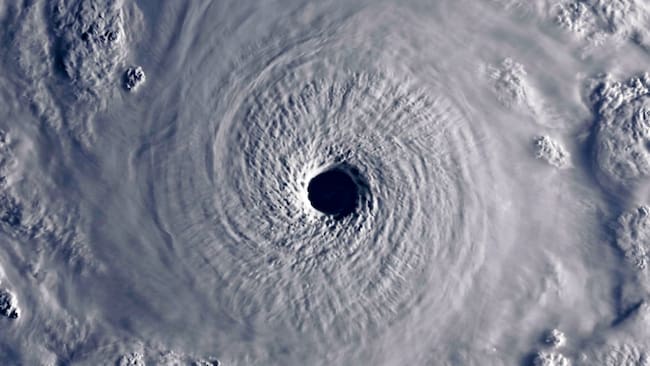 Imagen satelital del ojo de un huracán rodeado por una extensa formación de nubes