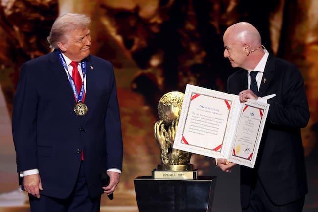 Infantino entregando el Premio de la Paz de la FIFA a Donald Trump