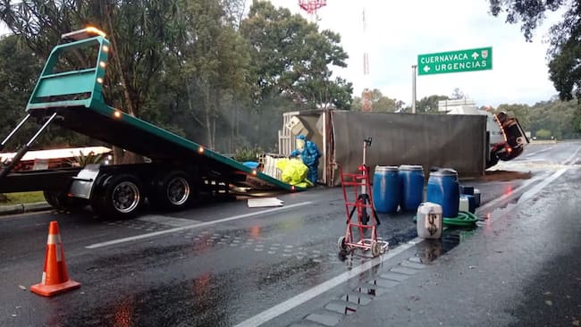 La autopista México–Cuernavaca permanece cerrada a la altura de La Pera, en dirección de norte a sur debido a la volcadura de transporte con sustancias químicas.