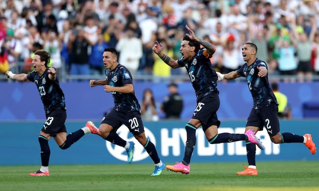 Paraguay celebrando su pase a octavos de final