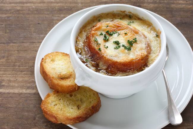 Plato con sopa de cebolla gratinada