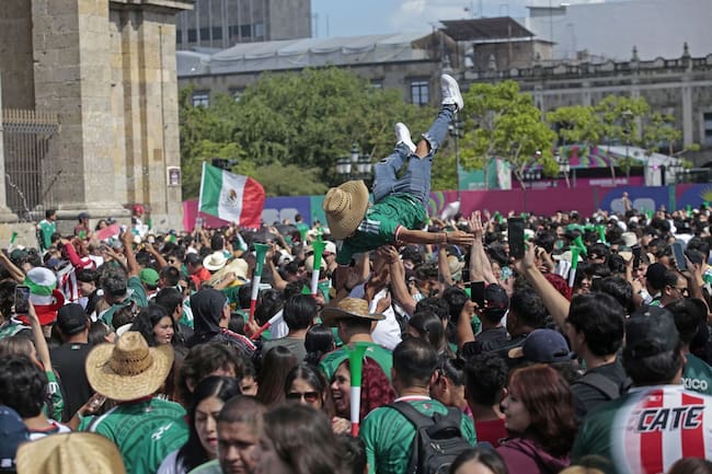 El mismo ambiente que desde el mediodía se deja sentir en Guadalajara, sede del partido de este jueves, se deja sentir en la plancha del Zócalo de la Ciudad de México.