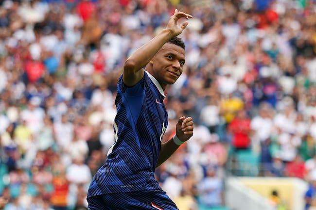 Festejo de Mbappé tras anotar el primer gol de Francia contra Inglaterra