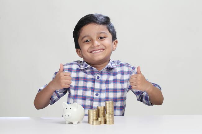 Niño de educación básica recibiendo su beca del bienestar.