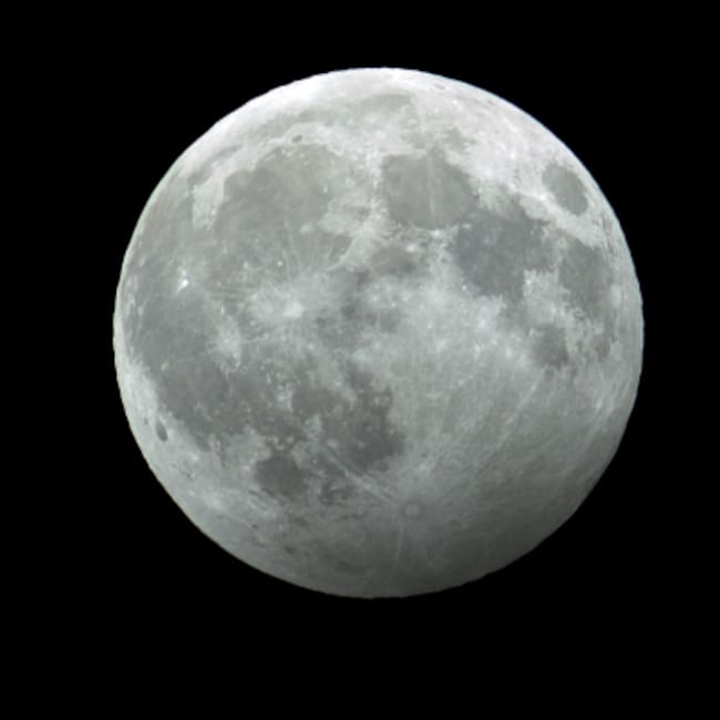 Eclipse lunar penumbral con un ligero oscurecimiento de la superficie lunar provocado por la penumbra de la Tierra.