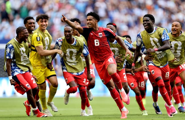 Cabo Verde festejando el gol de Lenini