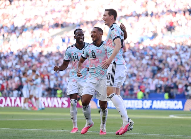 Festejo de Dodi Lukebakio y Youri Tielemans después del gol de Hans Vanaken