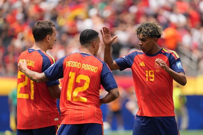 Celebración de Pedro Porro y Lamine Yamal después del gol de Mikel Oyarzabal.