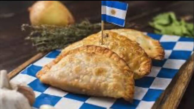 Empanadas tradicionales de Argentina decoradas con una bandera
