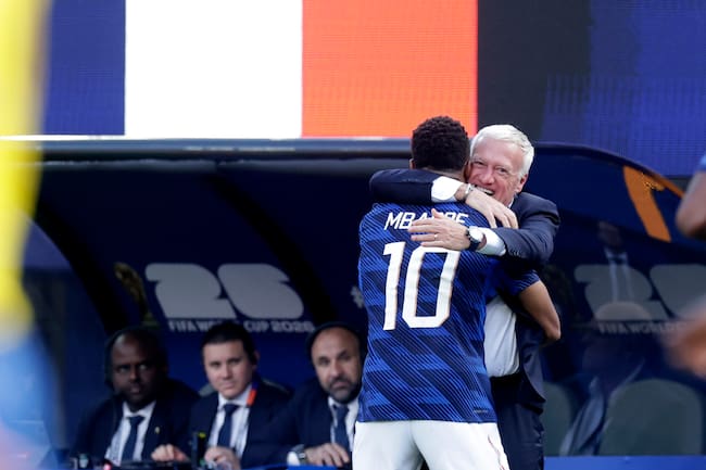 Abrazo Francia tecnico Mbappe