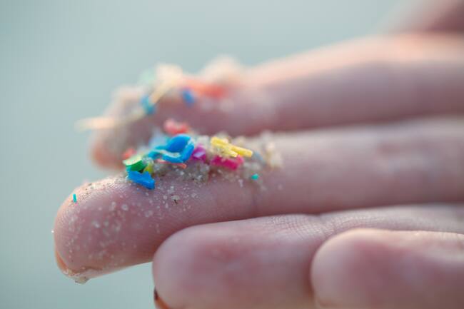 Muestras de microplasticos en un matraz