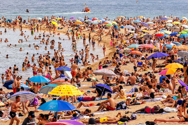 Turismo excesivo afecta a playas de barcelona