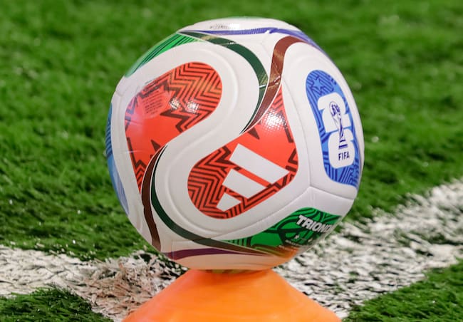 Un balón de la Copa del Mundo se exhibe durante la presentación de Clara Brugada, jefa de Gobierno de la Ciudad de México, en una conferencia de prensa donde dio a conocer su gabinete de coordinación con alcaldes para la Copa del Mundo, que se celebrará en la capital el próximo mes de junio, en la Ciudad de México, México