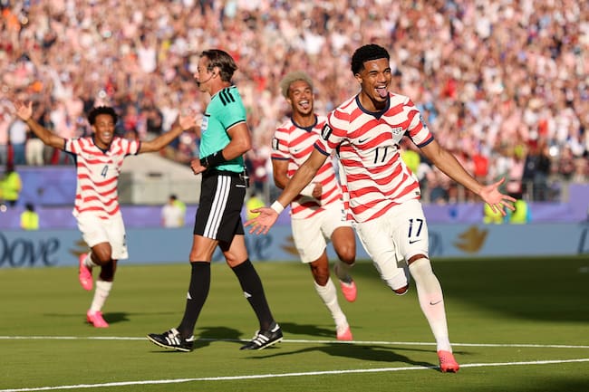 Celebración de Malik Tillman ante Bosnia