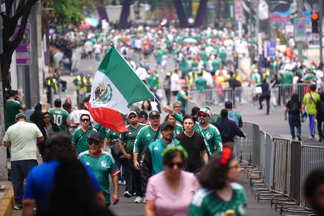 Fans en las inmediaciones del Estadio Ciudad de México