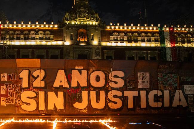 "Justicia" la palabra más repetida y pintada sigue figurando en la plancha del Zócalo capitalino a 12 años de la desaparición de 43 jóvenes estudiantes.